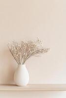 Respetuoso del medio ambiente decoración preparar caracteristicas un mate cerámico florero lleno con seco flores silvestres, desplegado en un ligero de madera estante. el apagado beige antecedentes mejora el rústico y elegante estético foto