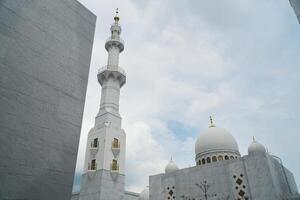 Sheikh Zayed Grand Mosque Architecture Featuring Dome and Minaret on Sunny Sky photo