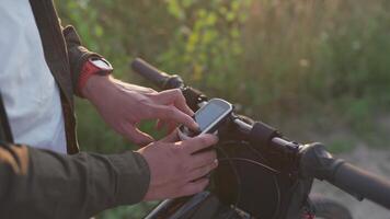 Bike computer navigator. Modern technology. Bicycle handlebar with global positioning system. Cyclist checking cycling computer during trip. Route planning on GPS device and viewing offline maps. video