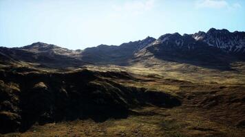 une vue de une Montagne intervalle de le Haut de une colline video