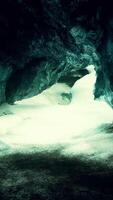 caverna de gelo azul coberta de neve e inundada de luz video