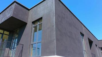 hoch schwarz und Weiß die Architektur. modern Fassade von Neu Wohn Gebäude mit Balkone. Kamera bewegt sich oben runter. video