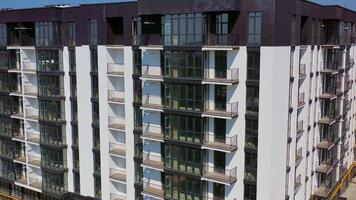 Fassade von Neu Block von Wohnungen. modern Design von schwarz und Weiß multi Stockwerk die Architektur im das Stadt. schön Hochhaus Gebäude mit Balkone und hoch Fenster. video