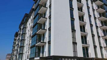neu gebaut modern Wohnung Gebäude Fassade. Außen von multi Stockwerk Gebäude. modern Design von städtisch die Architektur. Antenne Sicht. Bewegung hoch. video