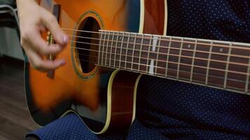 cerca arriba de un del músico manos jugando acordes en un acústico guitarra durante un En Vivo actuación, creando hermosa melodías y cautivador el audiencia video
