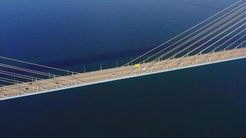 aérien vue de le haubané pont pont plus de le détroit video