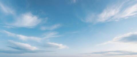 azul cielo con nubes , Copiar espacio concepto para fondo de pantalla o antecedentes. foto