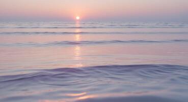 calma Oceano a puesta de sol con suave pastel colores reflejando en el agua foto