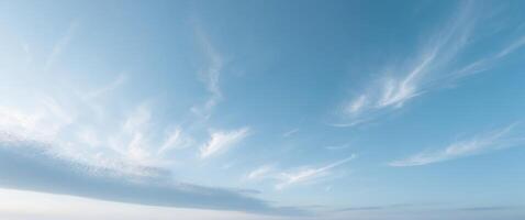 azul cielo con nubes , Copiar espacio concepto para fondo de pantalla o antecedentes foto