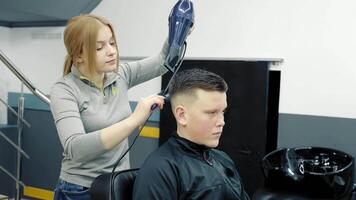 Ukraine lviv 10.03.2021 Treffen von Vermarkter im das Geschäft Center. Manager und Vermarkter diskutieren Geschäft Strategie. jung Menschen im das Büro mit Laptop und Tablette kommunizieren mit jeder andere. video