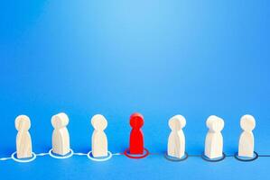 The chain of information transfer through people is interrupted by a red person. Interruption of work, does not cope with duties, incompetence. Paralyzed vertical system by the inaction of one element photo