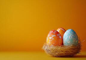 decorado Pascua de Resurrección huevos anidado en un Paja nido foto