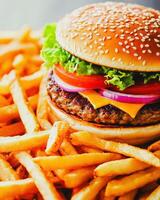 delicioso hamburguesa con queso y papas fritas deleitar, complacer en Agua en la boca hamburguesa con queso coronado con Fresco verduras, servido junto a crujiente dorado papas fritas para Perfecto comida foto