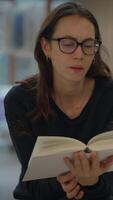 uma mulher profundamente absorta dentro lendo uma livro com a intenso foco e concentração video