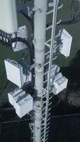 uma moderno telecom torre equipado com avançado antenas para melhorada comunicação sistemas video
