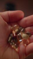 explorar uma Largo variedade do sortido dietético suplementos este estão acessível dentro seu mão certo agora video