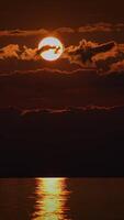 experiencia el majestuoso puesta de sol como eso Me lo pido abajo el tranquilo aguas, creando un maravilloso monitor video