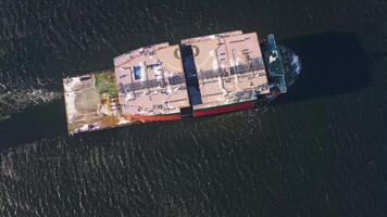 drone vue Haut vers le bas de une lourd transport navire chargé avec sections de pétrolier video