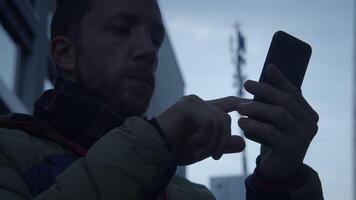 Exploration of Urban Mobile Interaction in a Dim Light Setting for Enhanced User Experience video