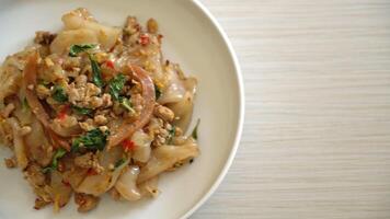 Stir-fried noodles with minced pork and basil video