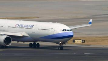 hong kong noviembre 10, 2019 - China aerolíneas aerobús a330 si 18356 rodaje a el pista de hong kong aeropuerto video