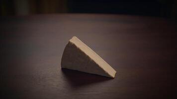 artístico perspectiva en un arcilla triángulo desplegado esmeradamente en un de madera superficie abajo video