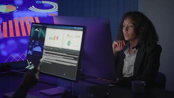 uma mulher acionado dentro analisando dados dentro uma moderno e Inovativa área de trabalho meio Ambiente video