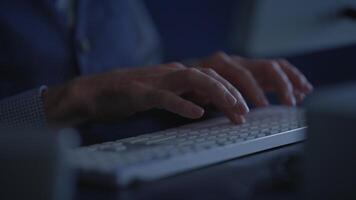 focado mãos habilmente digitando em uma teclado enquanto dentro uma Sombrio e imersivo meio Ambiente video
