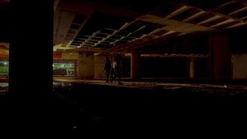 misterioso oscuridad en un abandonado edificio video