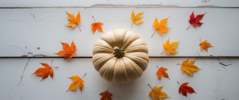 calabaza con otoño hojas en blanco madera , Copiar espacio concepto para fondo de pantalla o antecedentes. foto