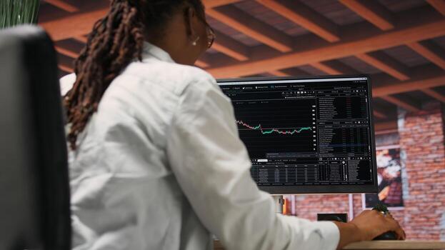 contento día comerciante utilizando ordenador personal, sensación satisfecho después adquisitivo bien ejecutando cepo y de venta a un ganancia. alegre forex comerciante jubiloso después haciendo dinero con valores intercambiar portafolio, cámara si foto