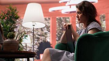 Psychotherapy tackles the growing conflict between a rebellious daughter and mother, as they confront behavioral problems, family issues and stubbornness in an emotional confrontation. Camera A. photo