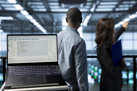 ordenador portátil en datos centrar con programadores en borroso antecedentes empleando máquina aprendizaje modelos cuaderno usado por trabajo en equipo eso expertos utilizando cuaderno a cumplir infraestructura necesidades, de cerca foto