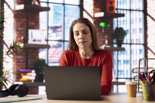 tecnología comprensión usuario trabajando en un inalámbrico ordenador portátil a prueba un nuevo software, navegando nuevo digital herramientas y gerente virtual tareas. conectado y productivo estilo de vida desde su hogar oficina. foto