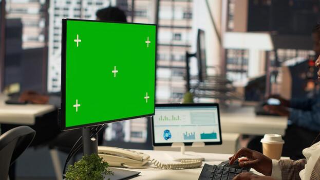 mujer a su escritorio trabajando en datos análisis siguiente a Bosquejo mostrar, comprometido en negocio Tareas y presupuesto administración a conducir eficaz corporativo estrategia. analista lee informes números. cámara una. foto