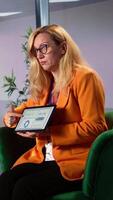 Vertikale multiethnisch Frauen Führer im ein Treffen Brainstorming Marketing Strategie, auswerten das Performance Metriken Daten. Profis suchen zum organisatorisch Erweiterung Gelegenheiten. Kamera b. video
