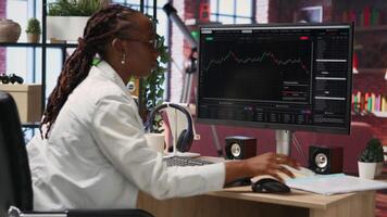 frustrado día comerciante sensación decepcionado, mirando a ordenador personal pantallas demostración que cae valores precios, rojo cartas y pérdidas. inversor abrumado mientras mirando a soltar en valores intercambiar Comparte en monitor, cámara si video