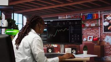 dag näringsidkare använder sig av pc till inköp och sälja lager, läsning filer, siktar till kapitalisera på marknadsföra trender och fluktuationer. investerare spårning stock forex trender på dator övervaka, kamera en video