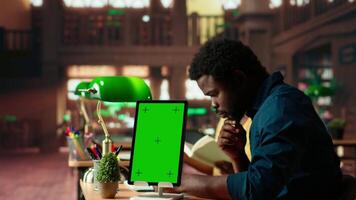 afrikansk amerikan team studerar för prov Nästa till krom nyckel visa, läsning Viktig information från kopia böcker. ung universitet studenter använda sig av inlärning verktyg från databas. kamera b. video