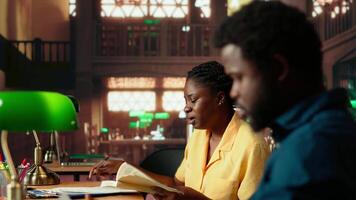 afrikansk amerikan lärda läsning kurs anteckningar och jämförande information på de bibliotek, studerar för en testa tillsammans använder sig av akademisk databas för forskning. pedagogisk material. kamera b. video