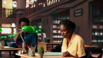 cansado frustrado Universidad estudiante luchando a memorizar información en el documentos, molesto a aprender clase notas para un próximo examen. estresado alumno con carencia de motivación. cámara b. video