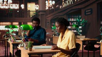 stanco frustrato Università alunno lottando per memorizzare informazione su il documenti, provando per imparare classe Appunti per un imminente esame. stressato allievo con mancanza di motivazione. telecamera un. video