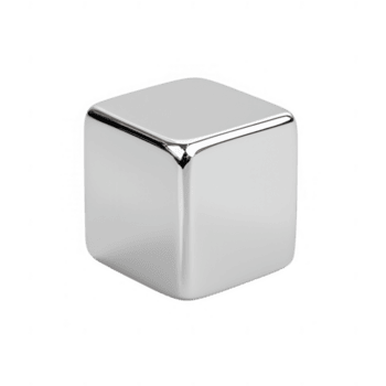 un' brillante, metallico cubo riflettendo leggero con liscio superfici e acuto bordi. png