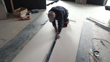 Master builder cutting a form out of drywall. A worker cuts drywall. video