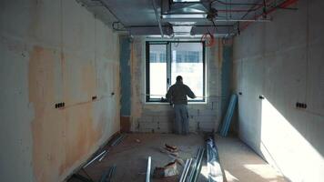 A construction foreman who installs windows and measures walls and windows. video