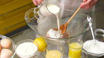 Stir, add live yeast to the milk, knead the dough for baking. video