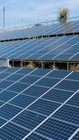 moderno construções do ensolarado baterias. azul fotovoltaico solar painéis pegue limpar \ limpo energia a partir de a Sol. alternativo fonte do eco energia. vertical video