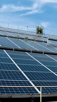 fotovoltaico infravermelho solar painéis recebendo fótons a partir de Sol. verde limpar \ limpo energia em solar Fazenda. renovável energia. solar painéis em a terra às ângulo. vertical video