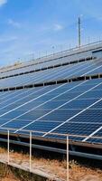 fotovoltaico painéis debaixo azul céu. moderno ensolarado pilhas pegue limpar \ limpo alternativo energia a partir de a Sol. renovável fonte do energia. vertical video