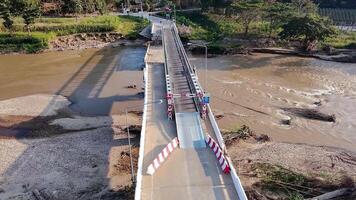 aço ponte estrutura sobre uma parcialmente estragado ou inundado rio com detritos acumulado abaixo. uma cena representando a infraestrutura e natural forças, ideal para temas do construção video